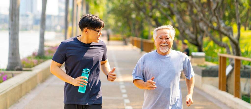 ジョギングしている老人男性