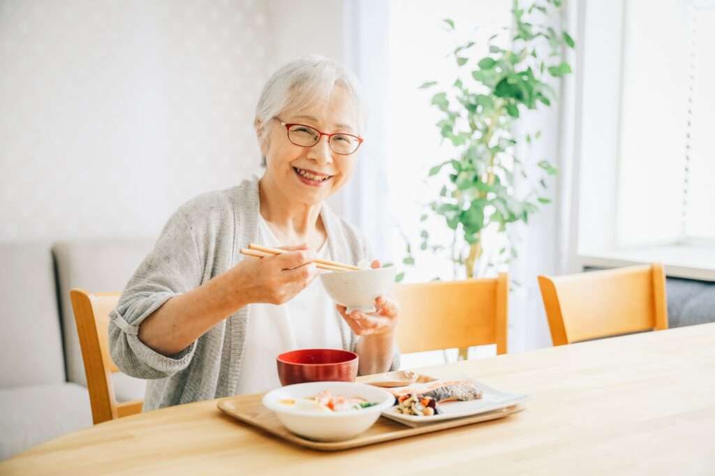 減塩された食事を摂る老婦人