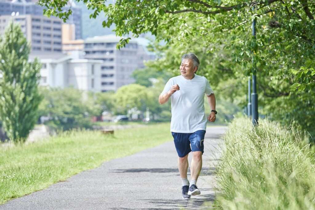 ウォーキングを行う中年男性
