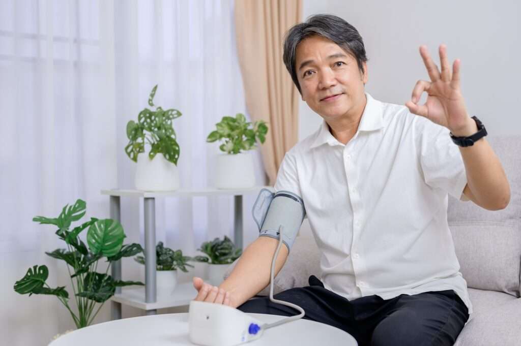 血圧を測定する中年男性
