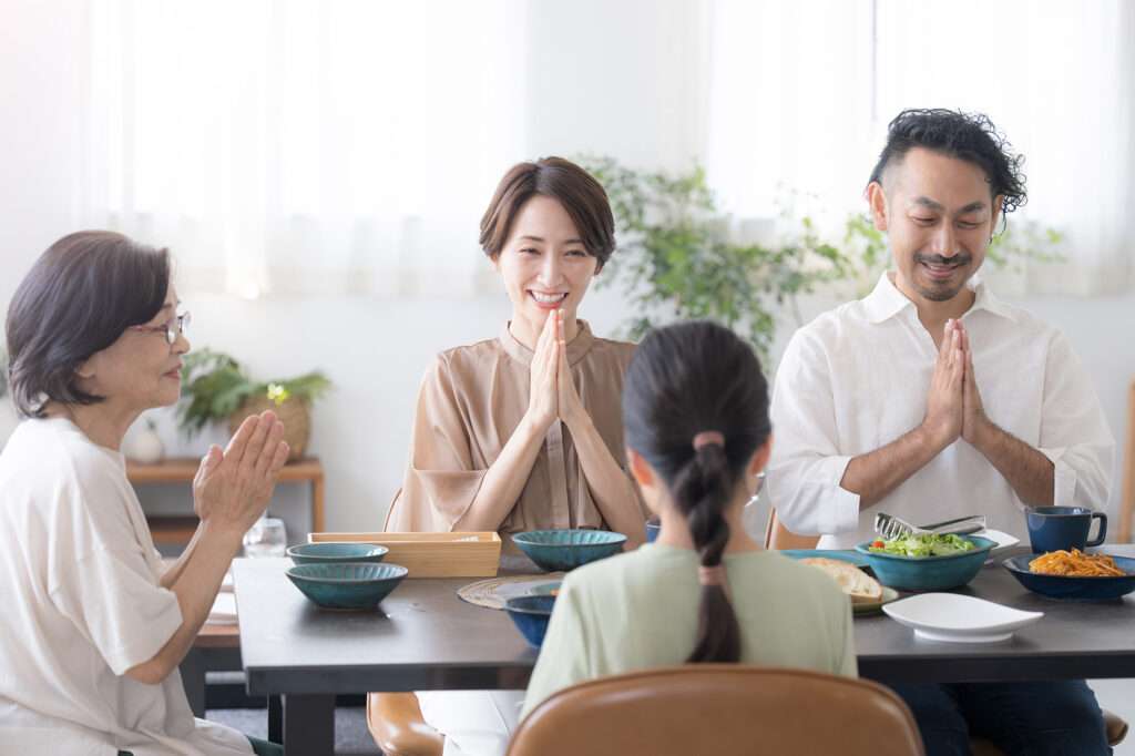 食卓を囲む日本人家族