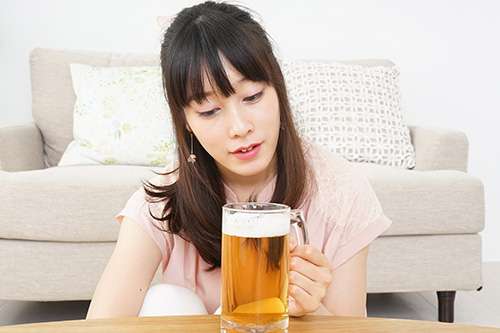 授乳中はアルコールを飲むべき