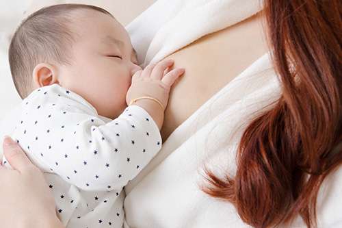 アルコールの混じった母乳の赤ちゃんへの影響は？