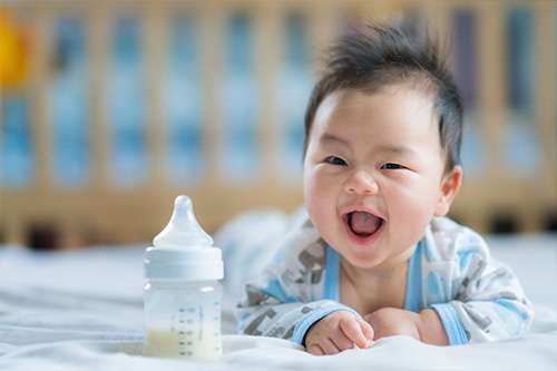 お酒を飲んだ後、最初に絞った母乳を捨てれば、授乳してもいいの？